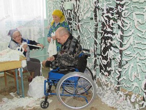 Бердянск. Пенсионеры помогают своей армии