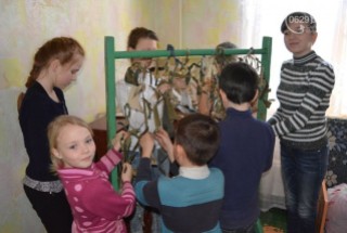 Дети Мариуполя плетут маскировочные сети для украинских воинов